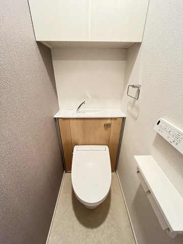 トイレ　落ち着いた色調のトイレです