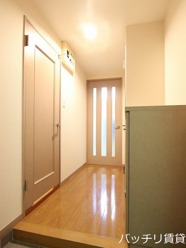 玄関　別号室タイプの為、現状を優先致します。