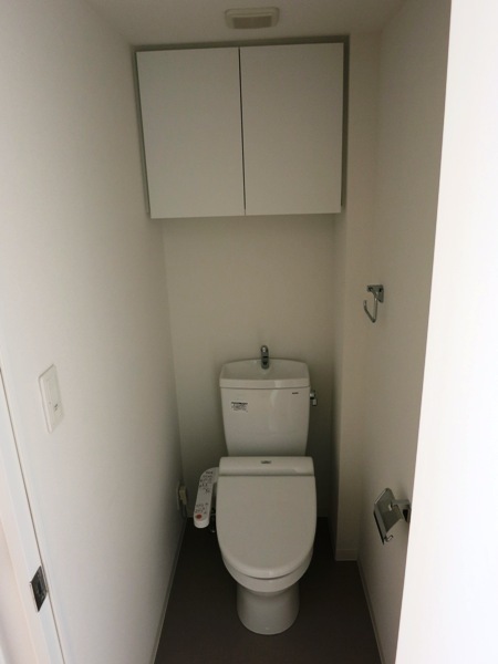 トイレ　落ち着いた色調のトイレです