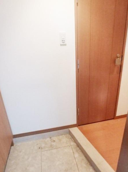 玄関　別部屋の画像を使用しております。