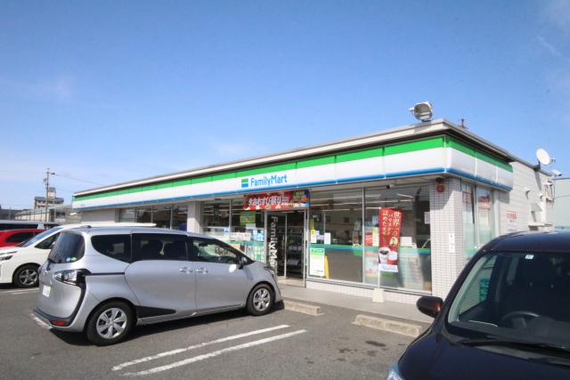 コンビニ　ファミリーマート 中島新町四丁目店（コンビニ）まで200m