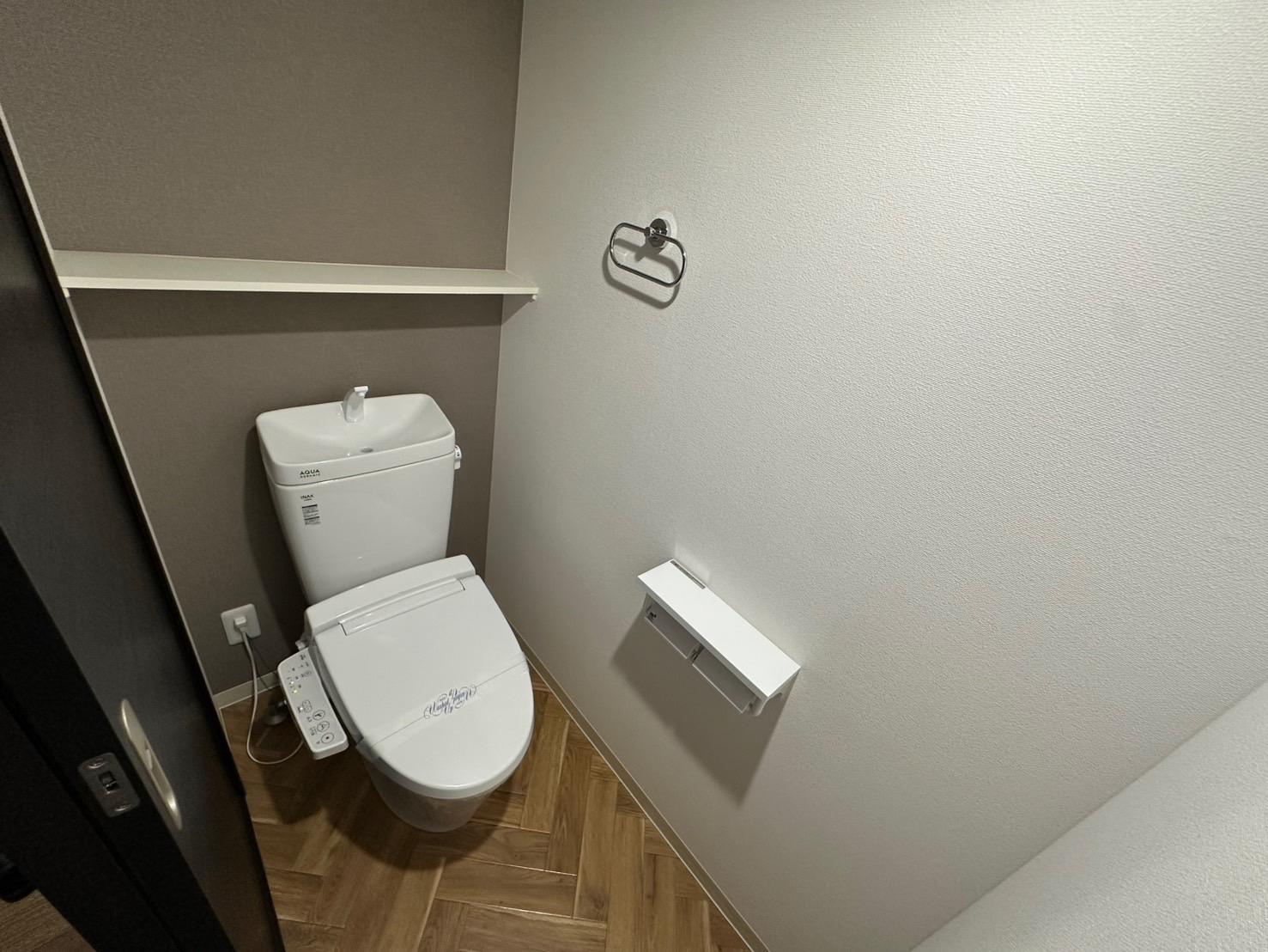 トイレ　小物などが置けるトイレットペーパーホルダー付きです