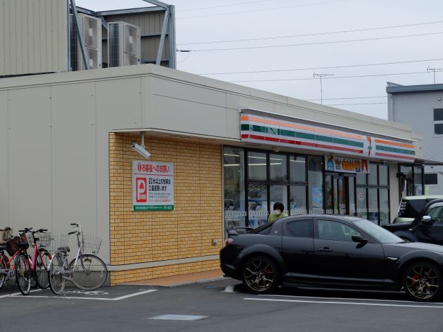 コンビニ　セブンイレブン（コンビニ）まで350m