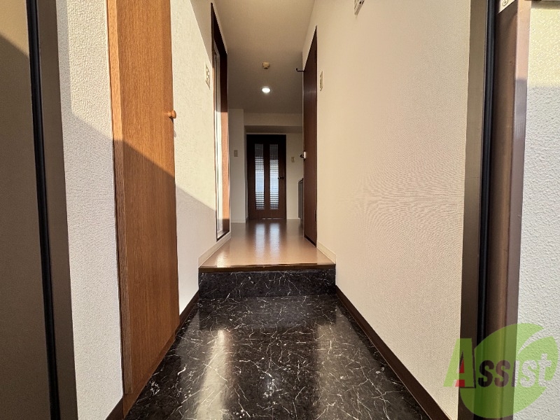 玄関　こちら玄関でございます。照明設備もございます。