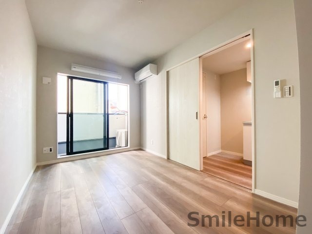 居室・リビング　エアコン付きのお部屋です