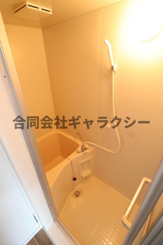 バス・シャワールーム　清潔感のあるバスルーム