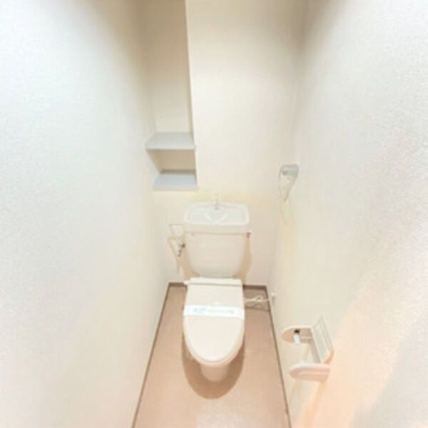 トイレ　※写真は同じマンションの違う部屋のものになります。