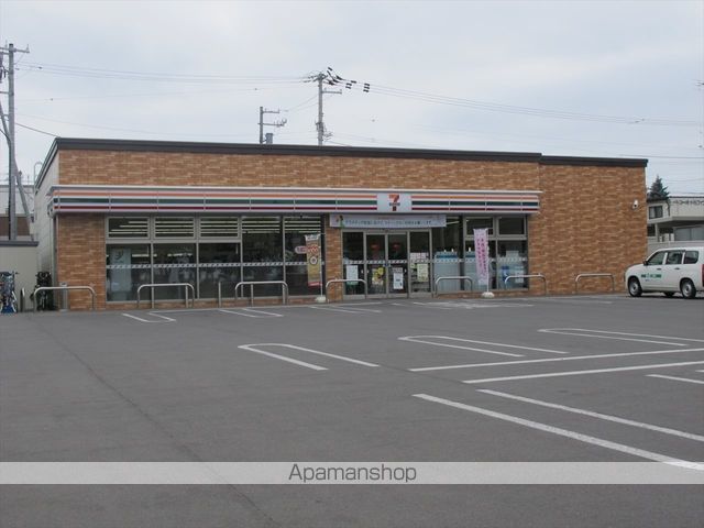 コンビニ　セブンイレブン（コンビニ）まで526m