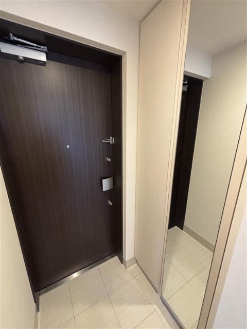 玄関　同建物別タイプのお部屋です。