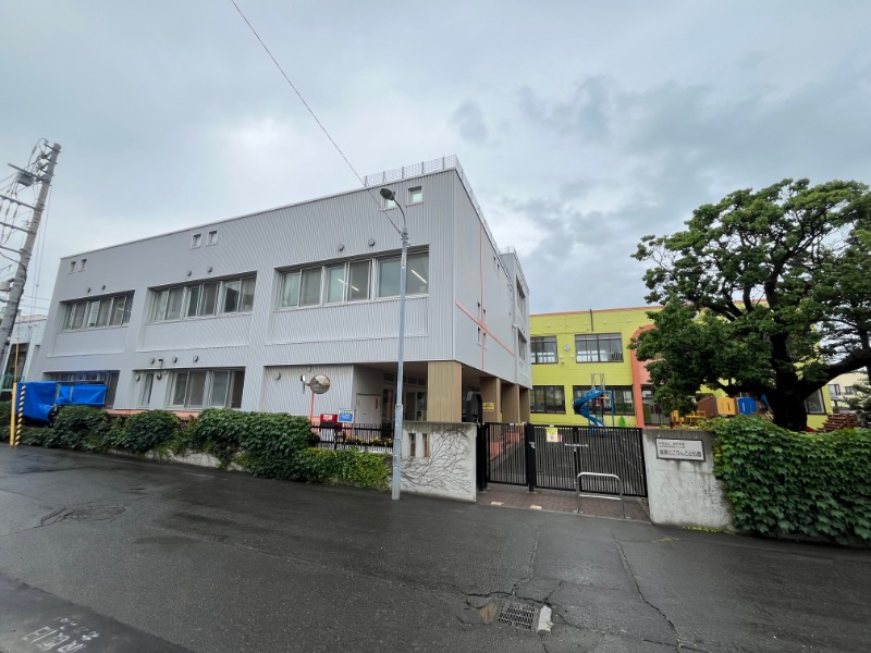 幼稚園・保育園　発寒認定こども園にこりんにこりん保育園（幼稚園・保育園）まで416m