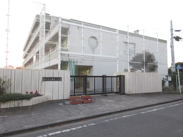 小学校　藤沢市立鵠沼小学校（小学校）まで892m