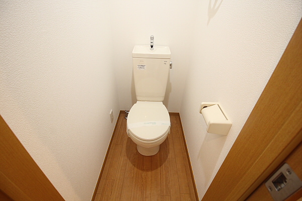 京王井の頭線 東松原駅 徒歩4分 2階建 築17年のトイレ写真