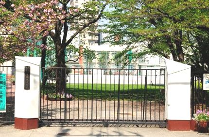 中学校　豊島区立巣鴨北中学校（中学校）まで186m
