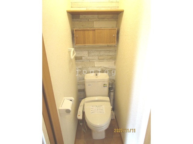 トイレ　嬉しい温水洗浄便座付きのトイレです。