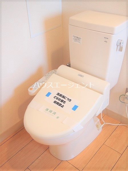 トイレ　脱衣スペースにトイレございます。