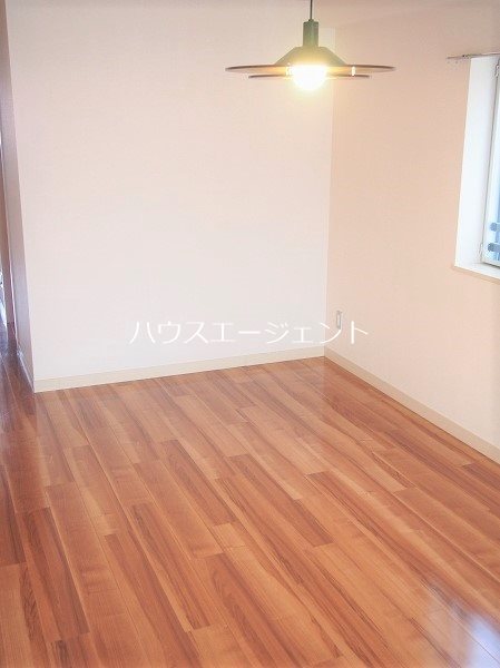 その他部屋・スペース　２面採光のベッドルーム。