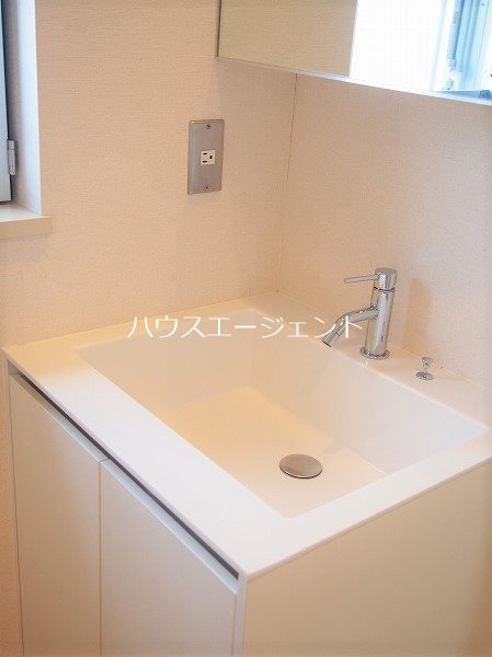 洗面設備　独立洗面台ございます。鏡を開けると収納ございます。