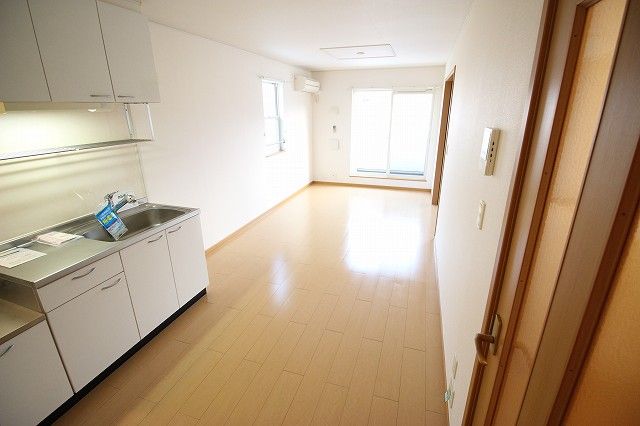 ソレアード入部Aの居間写真