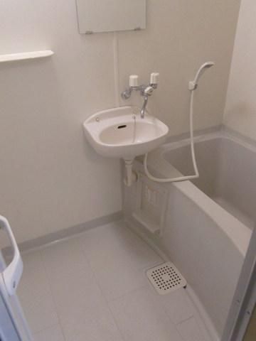 バス・シャワールーム　洗面台付の清潔感のあるお部屋です。