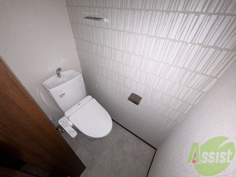 トイレ　トイレはウォシュレット機能付きです。安心して使用できますね。