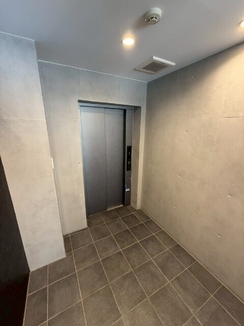ロビー　エレベーター付き