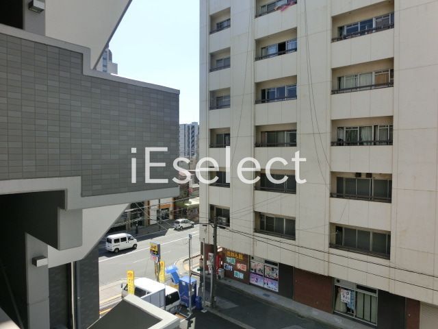 眺望　４階からの景色です。前の建物は少し離れているのであっぱく感…