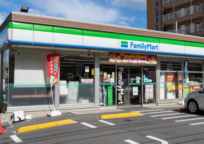 コンビニ　ファミリーマート 練馬上石神井四丁目店（コンビニ）まで411m