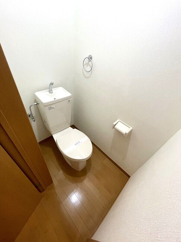 トイレ　※別号室の写真です。現況優先となります。