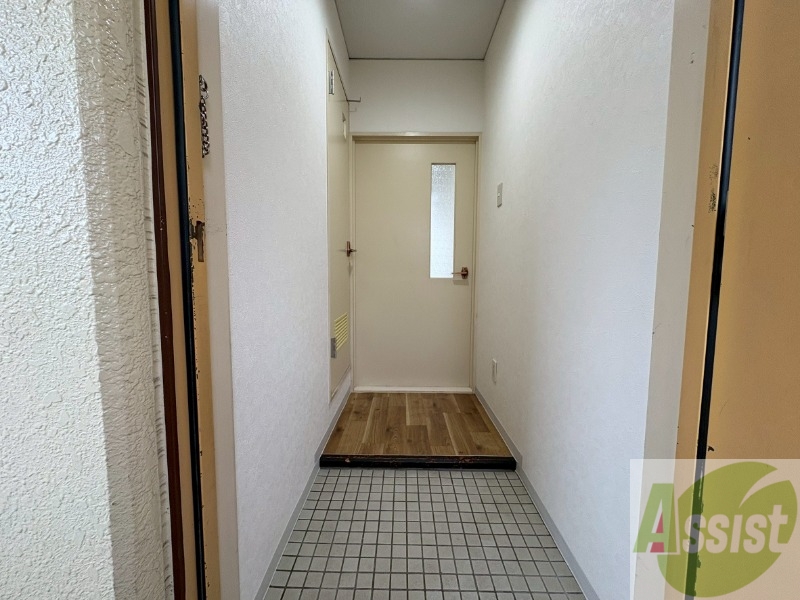 玄関　玄関です。すぐ広いリビングにつながっています。