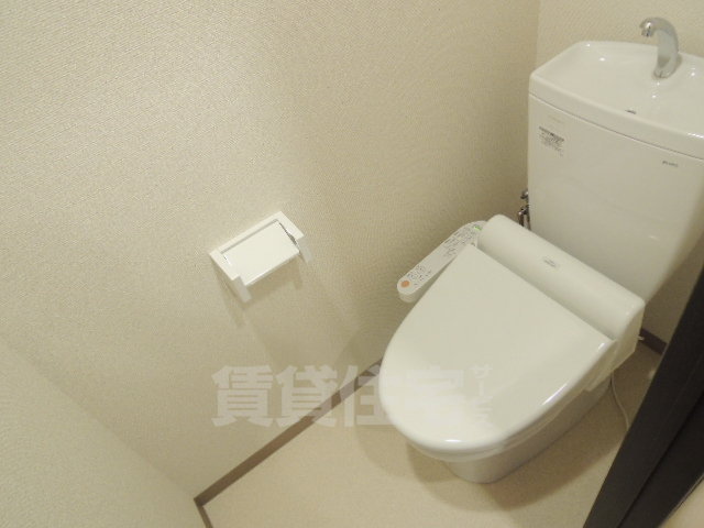 南海本線 石津川駅 徒歩10分 3階建 築14年のトイレ写真