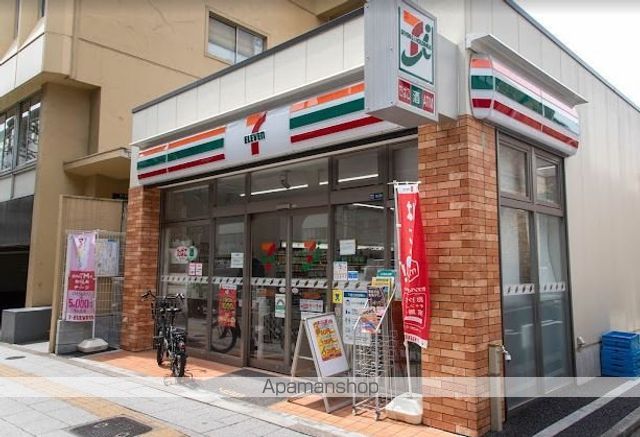 コンビニ　セブン－イレブン西新宿３丁目店（コンビニ）まで689m