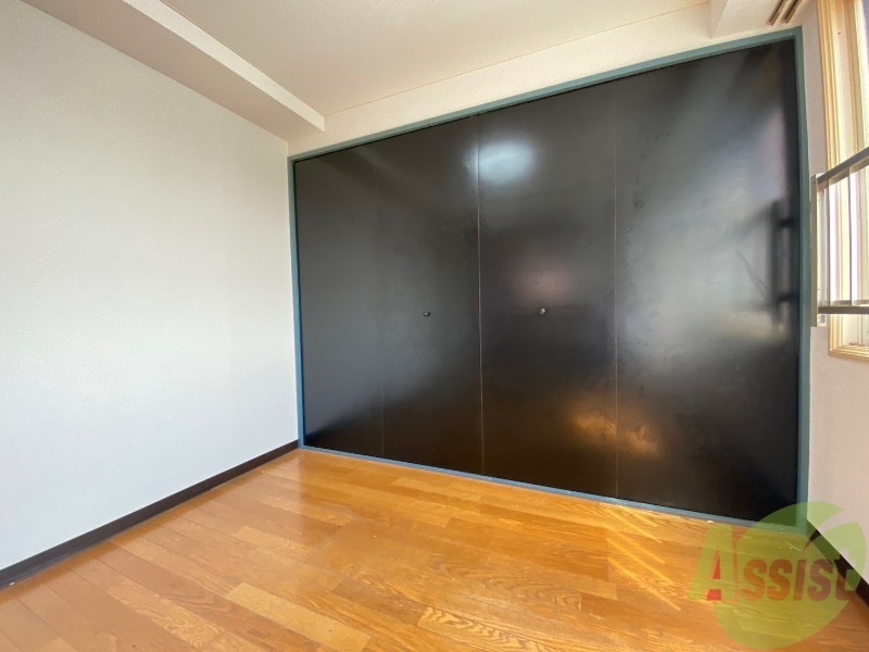 その他部屋・スペース　寝室はこちらです。光が差し込む、温かみのあるお部屋です。