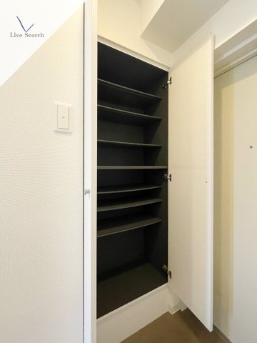 玄関　※写真は同じマンションの違う部屋のものになります。