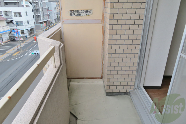 バルコニー　広いバルコニーでお洗濯もたくさん干せそうですね。