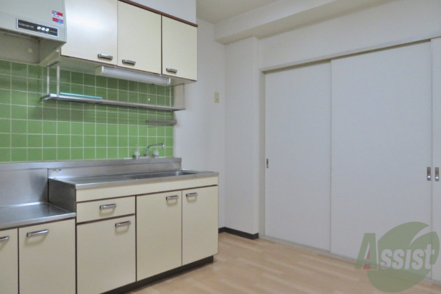 居室・リビング　白基調なお部屋で、清潔感がございますね。
