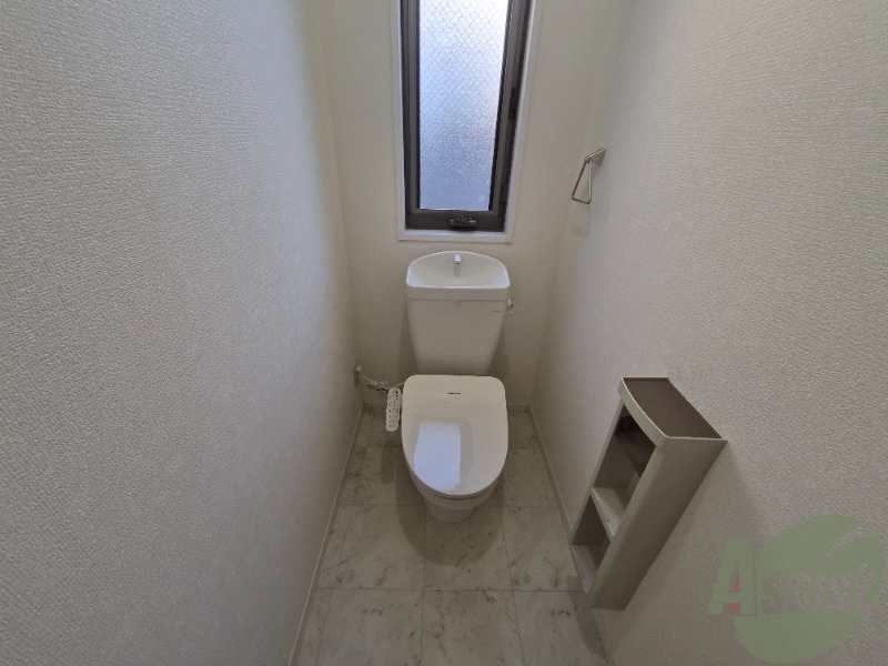 トイレ　トイレは温水洗浄便座付き。快適に過ごせそうですね。