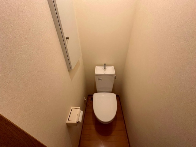 トイレ　別部屋参考写真（反転タイプ）