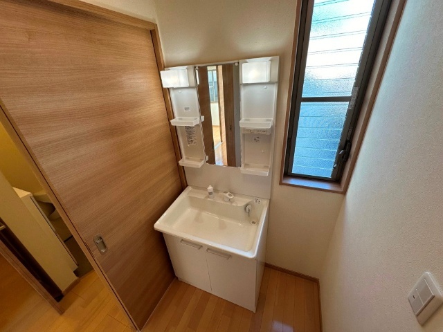 洗面設備　別部屋参考写真（反転タイプ）