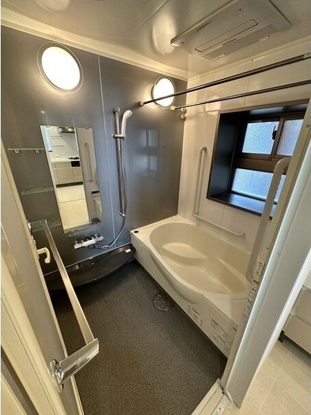 バス・シャワールーム　※写真は同じマンションの違う部屋のものになります。