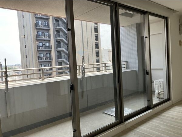 バルコニー　※写真は同じマンションの違う部屋のものになります。