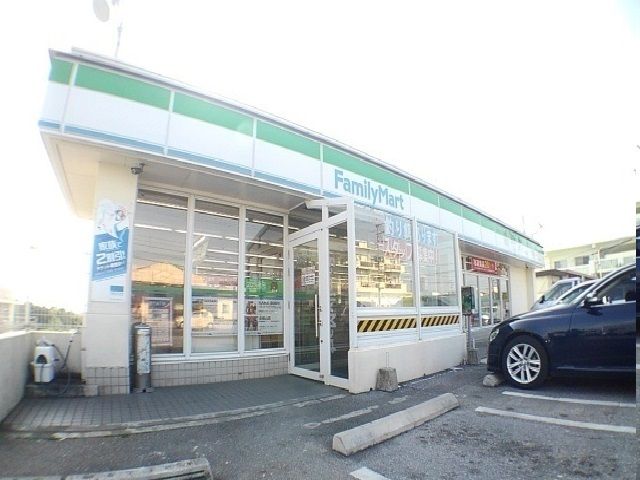 コンビニ　ファミリーマート読谷都屋店（コンビニ）まで300m