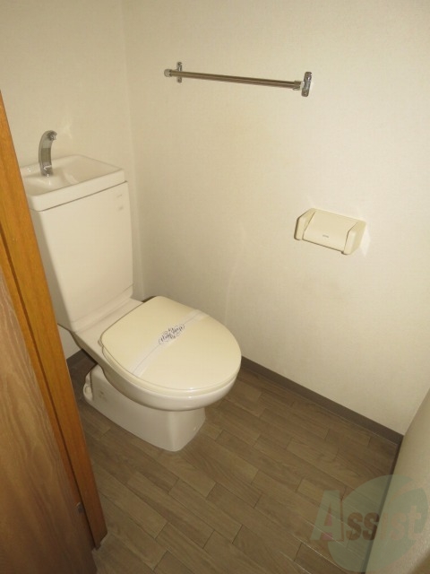 トイレ　トイレです。タオル掛けもついて便利ですね。