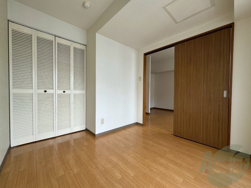 その他部屋・スペース　寝室はこちらです。光が差し込む、温かみのあるお部屋です。