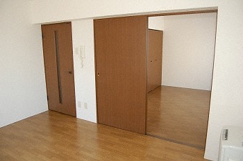 居室・リビング　☆初回費用８万円で入居出来ますよ！広い間取りで人気の物件♪☆