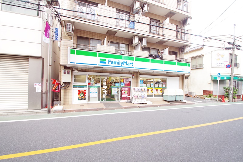 コンビニ　ファミリーマート熊代栄町店（コンビニ）まで657m