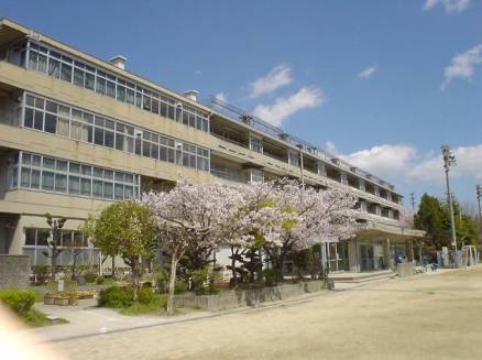 【守口市藤田町のマンションの中学校】