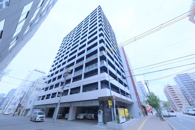 札幌市中央区南一条東のマンションの建物外観
