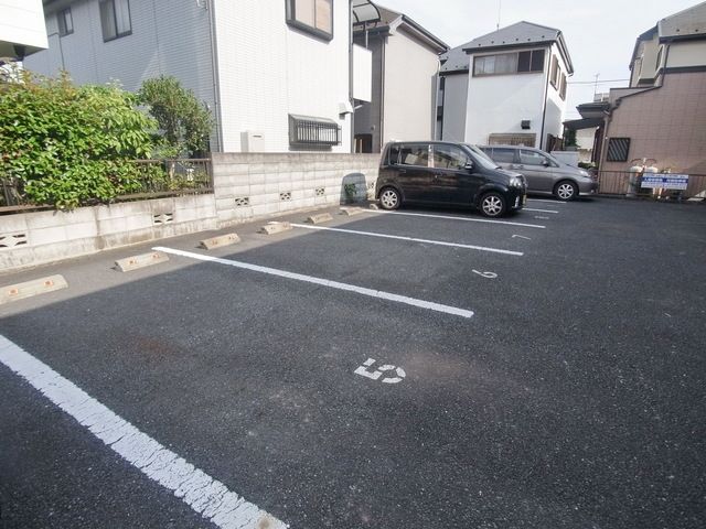 【武蔵村山市学園のアパートの駐車場】