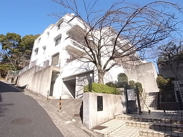 宝塚市雲雀丘山手のマンションの建物外観