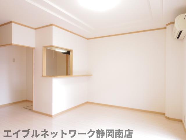 居室・リビング　こちらのリビングで趣味の時間をお楽しみください
